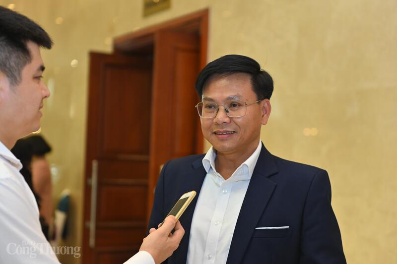 Ông Mai Thanh Thành, Đội trưởng Đội Quản lý điện khu vực Đakrông trao đổi với phóng viên. Ảnh: Nam Nguyễn