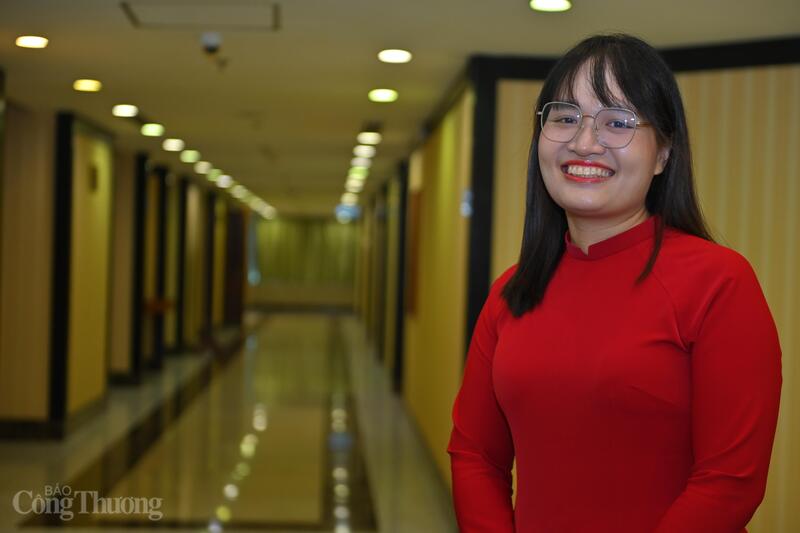 Bà Lê Hà Quỳnh Tiên, Công ty Điện lực Đà Nẵng. Ảnh: Nam Nguyễn