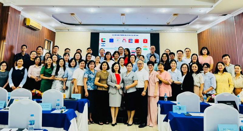 Lãnh đạo Cục Xuất nhập khẩu chụp ảnh lưu niệm cùng đại diện các Sở Công Thương, doanh nghiệp xuất khẩu