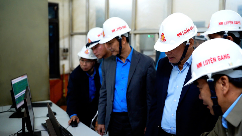 Chủ tịch Lê An Hải tham quan phòng điều hành. Ảnh: Thái Mạnh