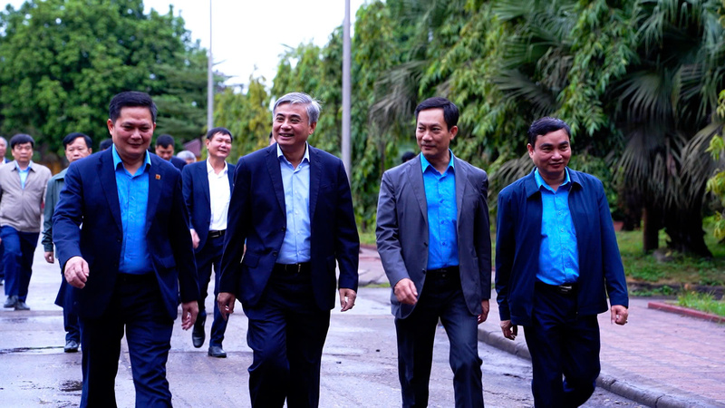 Đoàn công tác tham quan tại Công ty. Ảnh: Thái Mạnh