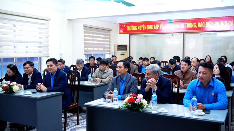 Tập thể cán bộ, người lao động tham dự buổi lễ. Ảnh: Thái Mạnh