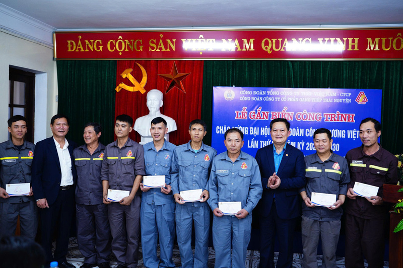 Những món quà ý nghĩa động viên tinh thần người lao động. Ảnh: Thái Mạnh