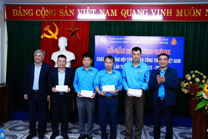 Những món quà được trao tận tay người lao động. Ảnh: Thái Mạnh