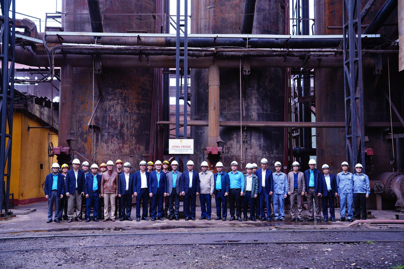 Đoàn công tác chụp ảnh lưu niệm. Ảnh: Thái Mạnh