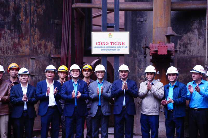 Đoàn công tác chụp ảnh với tập thể cán bộ, người lao động tại Công ty. Ảnh: Thái Mạnh