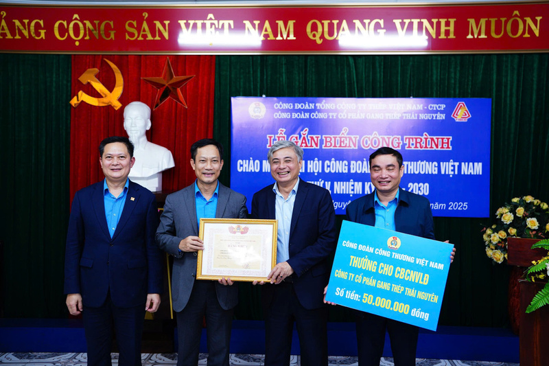 Công đoàn Công Thương Việt Nam tặng những món quà ý nghĩa cho cán bộ, người lao động tại Công ty. Ảnh: Thái Mạnh