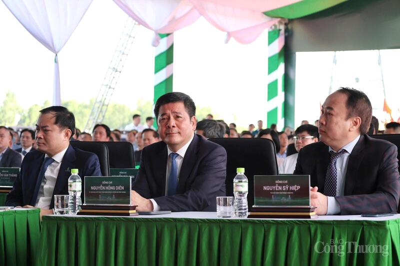 Bộ trưởng Bộ Công Thương Nguyễn Hồng Diên tham dự lễ khánh thành Nhà máy điện khí Nhơn Trạch 3, Nhơn Trạch 4 (Đồng Nai). Ảnh: Hoàng Chiến.