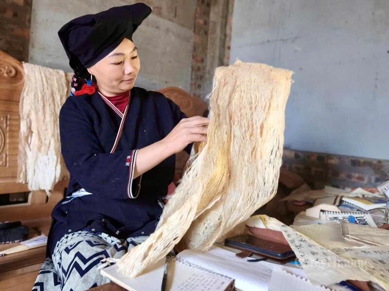 Nghề làm giấy dó - nghề thủ công truyền thống tại xóm Sưng, xã Cao Sơn, tỉnh Phú Thọ.