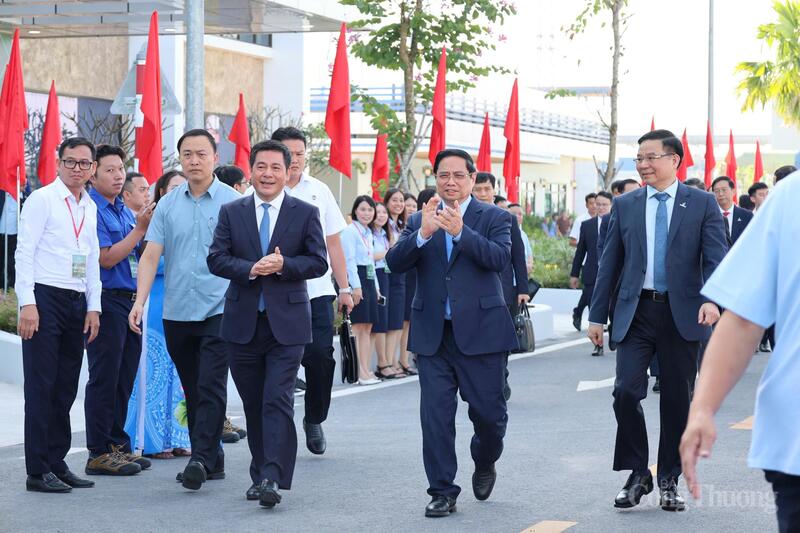Thủ tướng Phạm Minh Chính, Bộ trưởng Bộ Công Thương Nguyễn Hồng Diên tham dự lễ khánh thành Nhà máy điện khí LNG Nhơn Trạch 3, Nhơn Trạch 4 (tỉnh Đồng Nai). Ảnh: Hoàng Chiến.