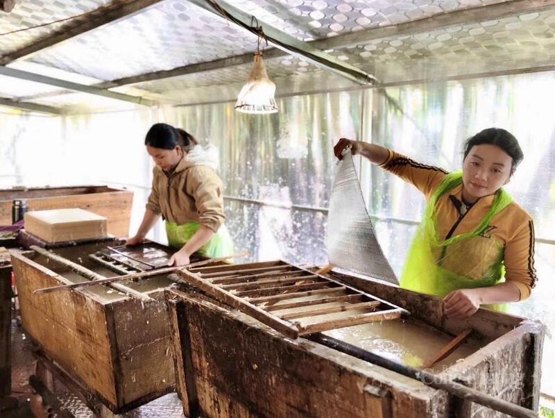 Tổ hợp tác giấy dó ở xóm Sưng tạo việc làm thường xuyên cho nhiều hộ nghèo.
