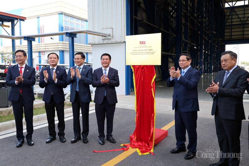 Thủ tướng Phạm Minh Chính cùng các đại biểu thực hiện nghi thức gắn biển Công trình chào mừng Đại hội XIV của Đảng. Ảnh: Hoàng Chiến.