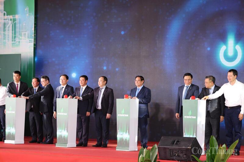 Thủ tướng và các đại biểu thực hiện nghi thức bấm nút khánh thành. Ảnh: Hoàng Chiến.