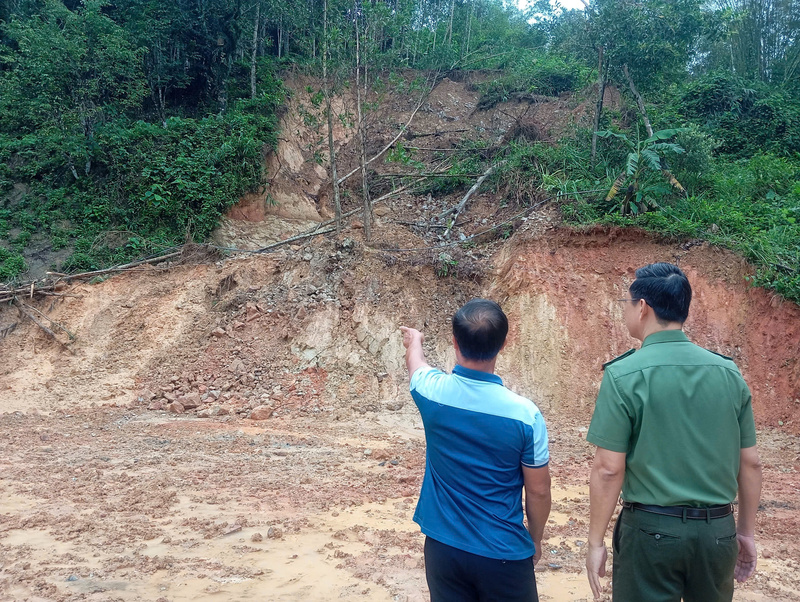 Mưa lớn cuối tháng 10/2025 gây sạt lở, nhà ông Lê Văn Lanh (thôn Khánh Bình, xã Quế Phước) chỉ kịp chạy lấy người, còn ngôi nhà bị sập hoàn toàn.