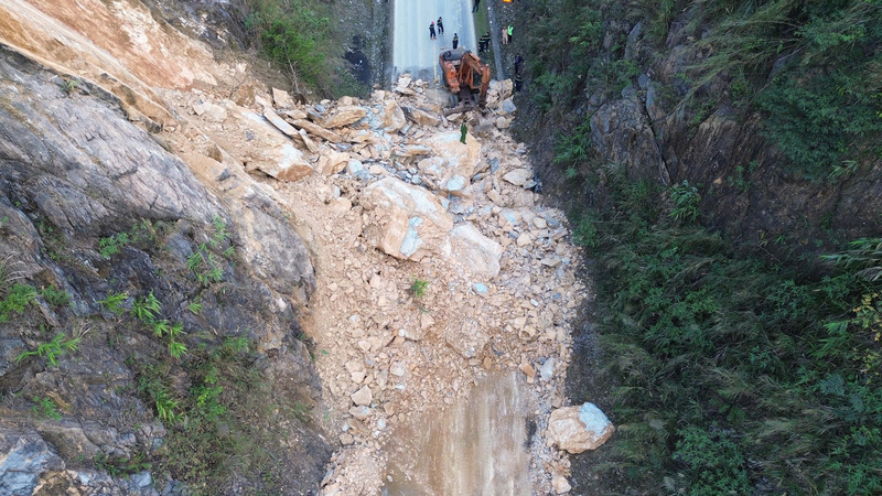 Thông tin ban đầu, vụ sạt lở đất đá đã làm 5 người thương vong. Ảnh: CTV.