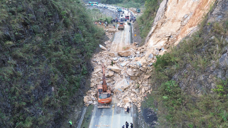 Đất đá sạt xuống chắn ngang đường Quốc lộ 6, các phương tiện giao thông không thể đi qua. Ảnh: CTV.