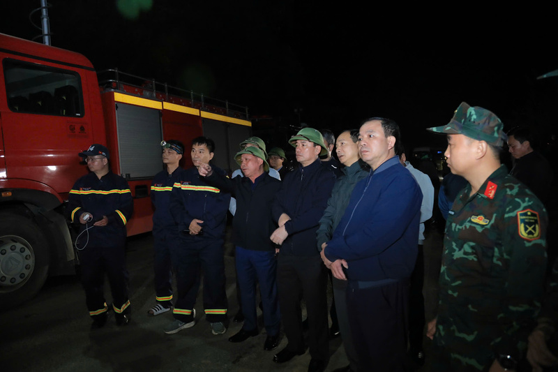 Lãnh đạo tỉnh Phú Thọ có mặt tại hiện trường vụ tai nạn tối 14/12. Ảnh: CTV.