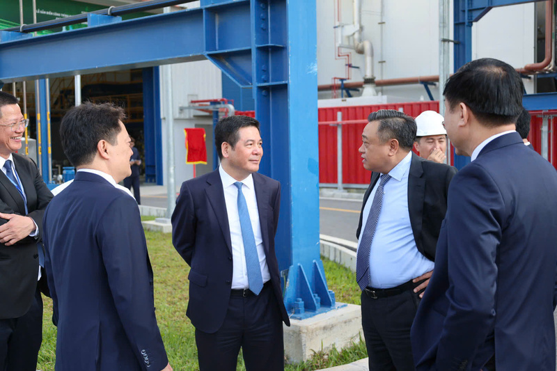 Bộ trưởng Bộ Công Thương Nguyễn Hồng Diên trao đổi cùng các lãnh đạo, đại biểu bên ngoài khu vực nhà máy điện. Ảnh: Hoàng Chiến.