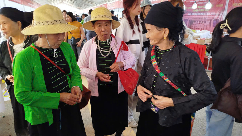 Bà con người dân tộc ở tỉnh Tuyên Quang trải nghiệm mua sắm tại hội chợ.