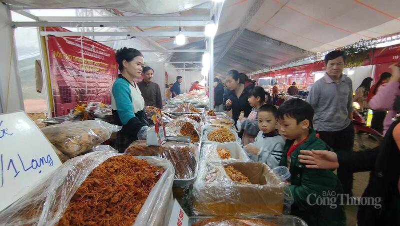 Hải sản đồ khô thu hút người dân tại hội chợ.