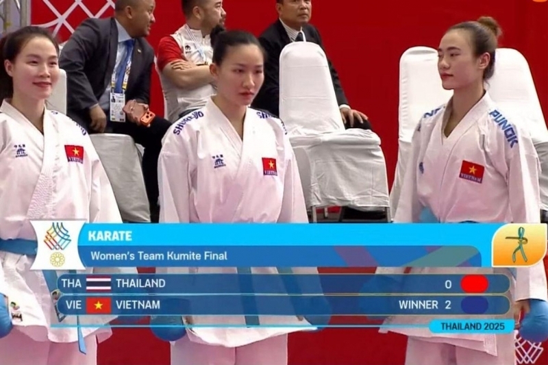 Đội tuyển Karate Việt Nam trong trận chung kết đồng đội.