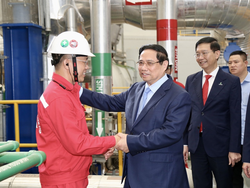 Thủ tướng Phạm Minh Chính với kỹ sư, công nhân vận hành nhà máy điện khí LNG Nhơn Trạch 3 và 4.