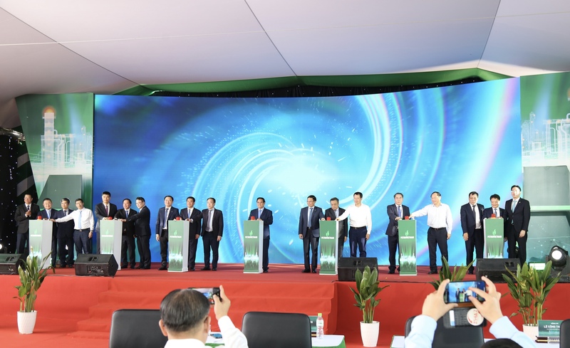 Thủ tướng Phạm Minh Chính và các đại biểu bấm nút khánh thành Nhà máy điện khí LNG Nhơn Trạch 3 và 4.