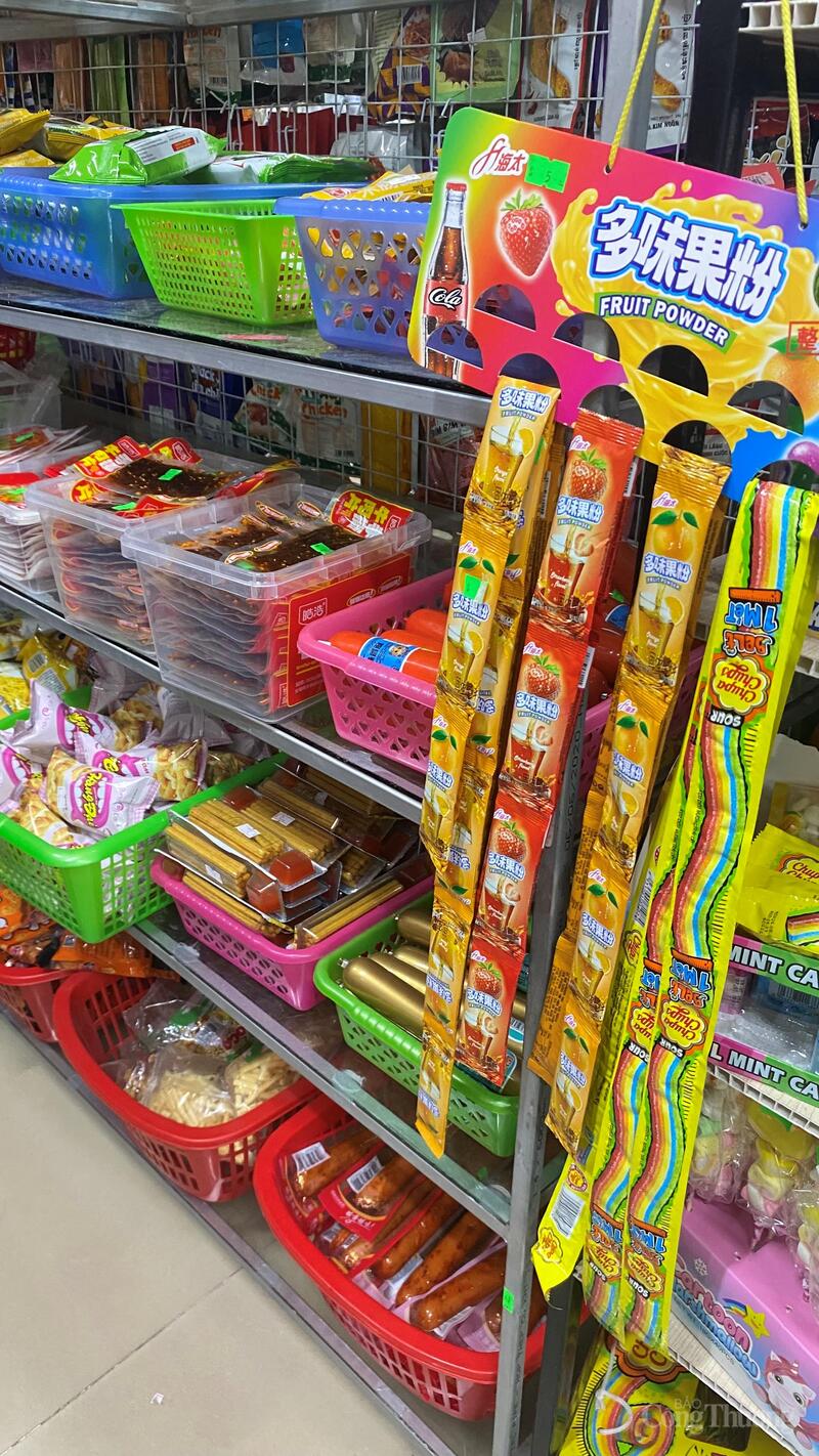 Nhiều mặt hàng thiết yếu như xúc xích, thịt bò khô, bánh kẹo ghi chữ nước ngoài được bày bán công khai