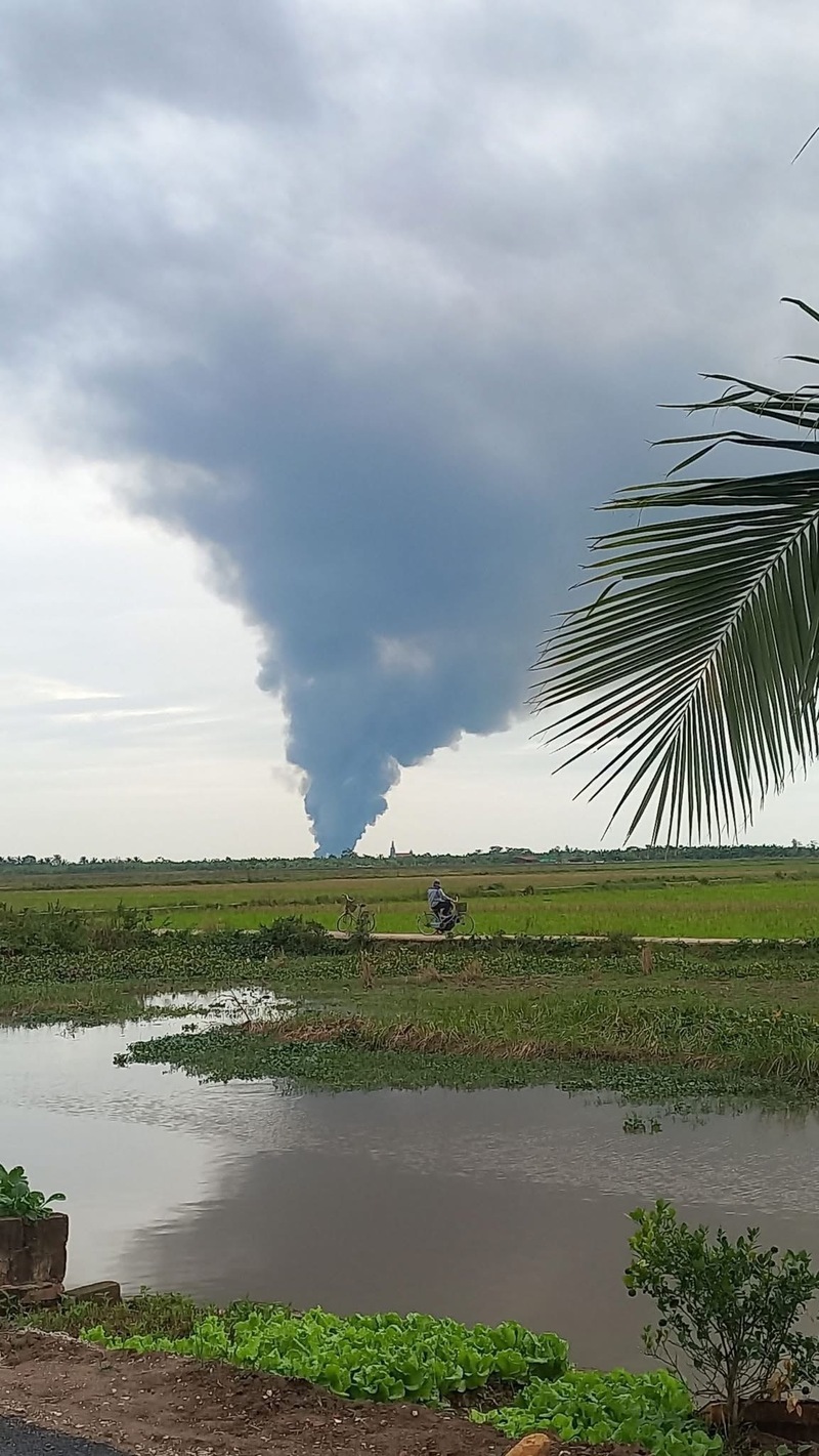 Vụ cháy khói đen bốc cao hàng trăm mét. Ảnh: CTV