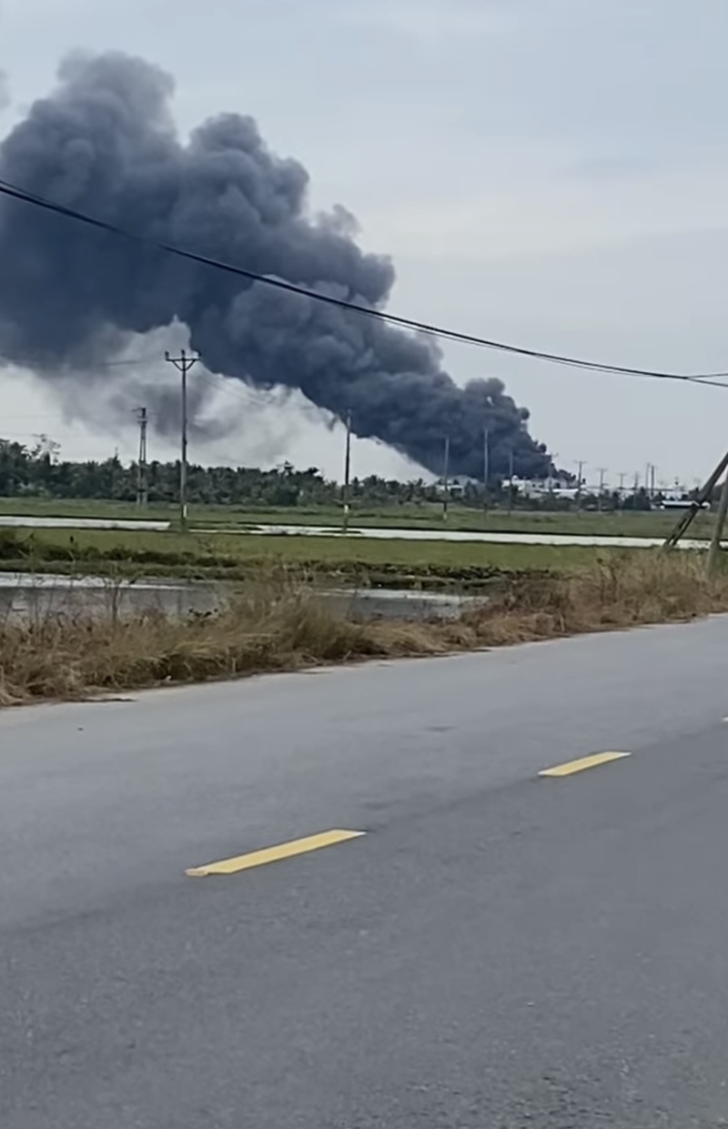 Hải Phòng: Cháy lớn tại công ty giày da khói đen bốc cao hàng trăm mét - 4
