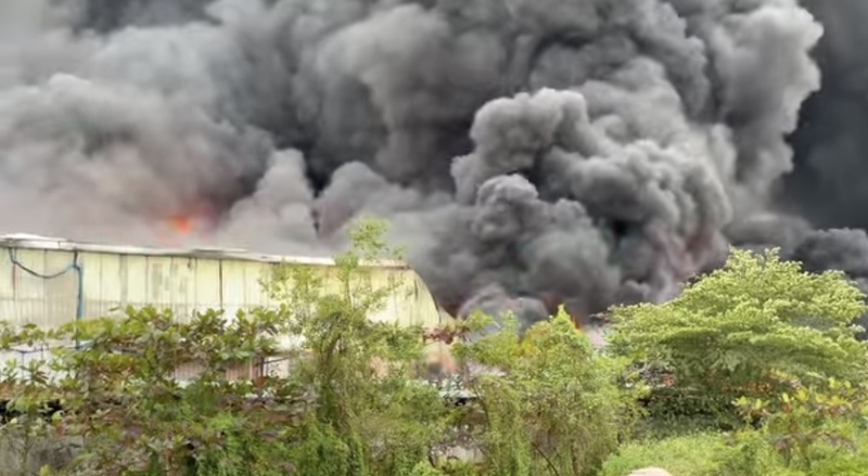 Hải Phòng: Cháy lớn tại công ty giày da khói đen bốc cao hàng trăm mét - 3