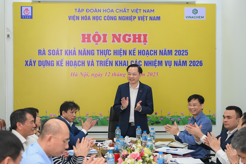 Tổng Giám đốc Tập đoàn Hóa chất Việt Nam (Vinachem) phát biểu tại buổi làm việc với Viện Hóa học Công nghiệp Việt Nam.