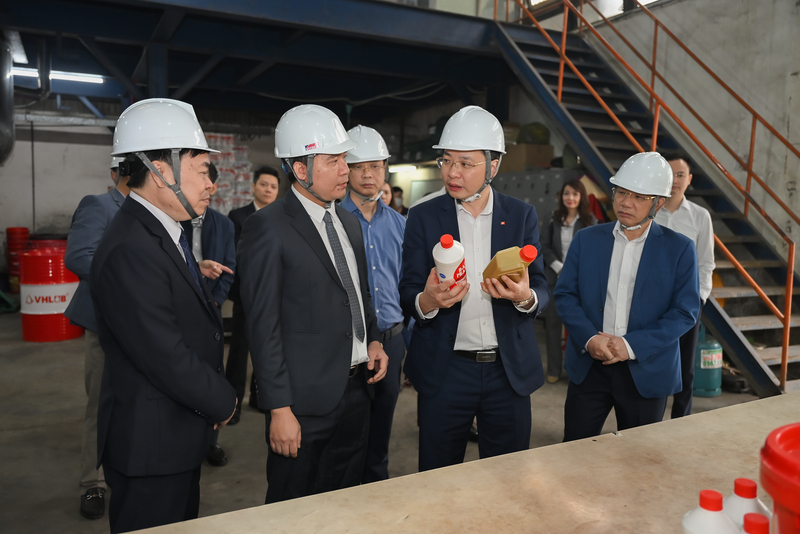 Tổng Giám đốc Nguyễn Hữu Tú cùng đoàn công tác của Vinachem tham quan Viện Hóa học Công nghiệp Việt Nam.