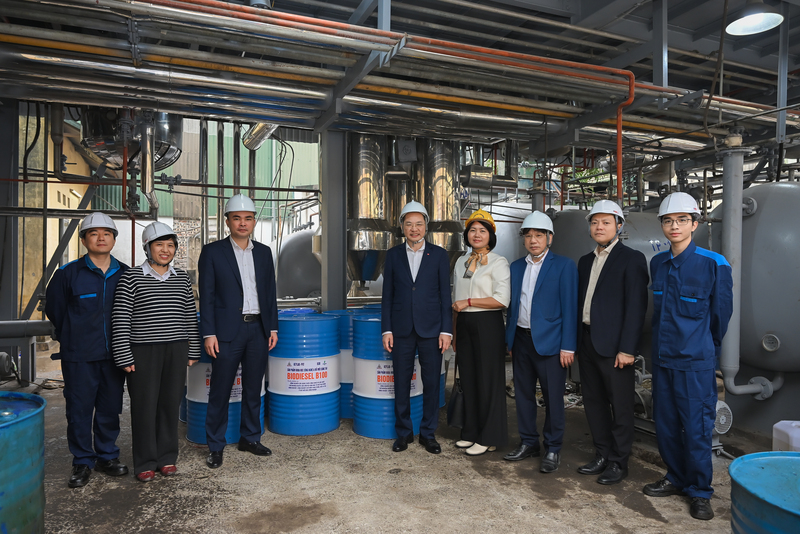 Tổng Giám đốc Nguyễn Hữu Tú chụp ảnh lưu niệm cùng đoàn tham quan.