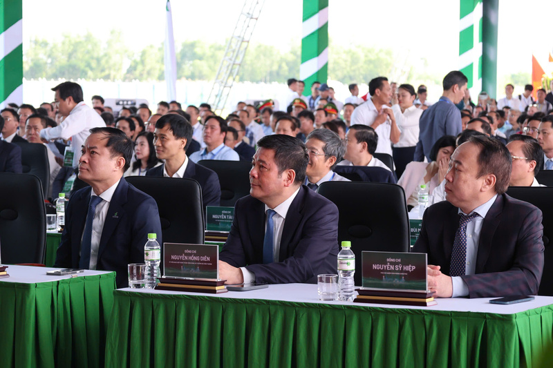 Ministr průmyslu a obchodu Nguyen Hong Dien (sedí uprostřed)