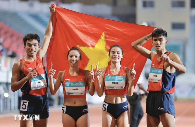 4 vận động viên Tạ Ngọc Tưởng, Nguyễn Thị Ngọc, Lê Ngọc Phúc và Nguyễn Thị Hằng giành Huy chương Vàng nội dung hỗn hợp nam nữ 4x400m, phá kỷ lục SEA Games. Ảnh: TTXVN