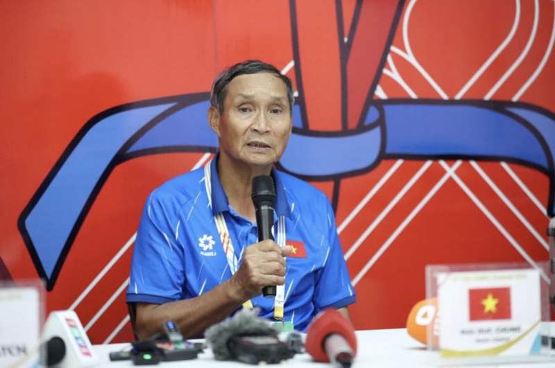 HLV Mai Đức Chung phát biểu sau buổi họp báo. Ảnh: VFF