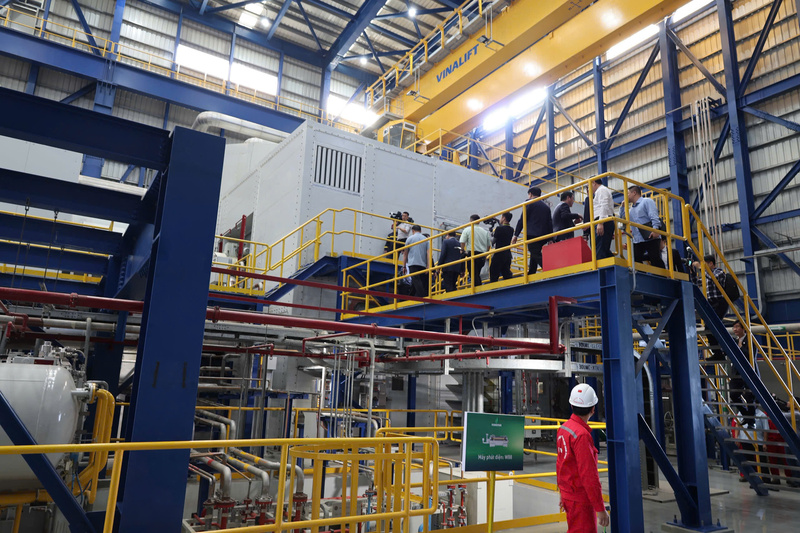 Các đại biểu và khách mời tham quan trực tiếp hệ thống thiết bị tua-bin hiện đại bên trong Nhà máy điện khí Nhơn Trạch trong ngày khánh thành. Ảnh: Hoàng Chiến.