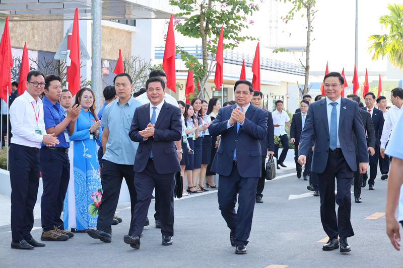 Slavnostního ceremoniálu se zúčastnil premiér Pham Minh Chinh, ministr průmyslu a obchodu Nguyen Hong Dien a vedoucí představitelé příslušných ministerstev, odborů, obcí a samospráv.