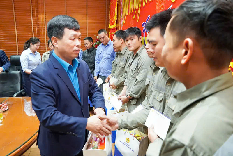Lãnh đạo Công đoàn Công nghiệp Hoá chất Việt Nam trao quà cho người lao động.