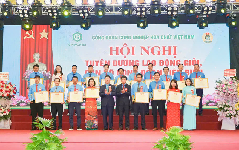Công đoàn Công nghiệp Hoá chất Việt Nam tuyên dương lao động giỏi, cán bộ công đoàn tiêu biểu.