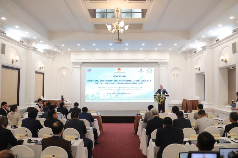 Thứ trưởng Bộ Công Thương Nguyễn Hoàng Long phát biểu tại hội thảo.