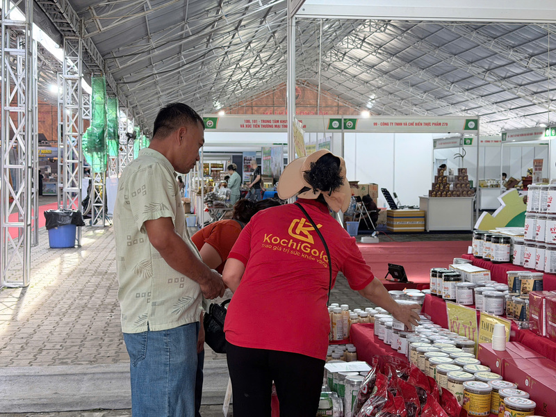 Khách tham quan tìm hiểu về các sản phẩm chăm sóc sức khỏe tại hội chợ. Ảnh: Minh Anh