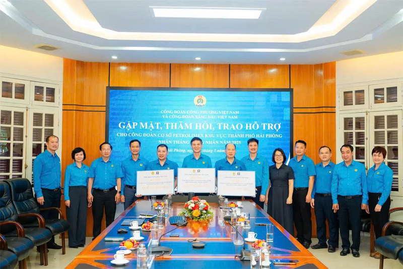 Đại diện Công đoàn Công Thương Việt Nam và Công đoàn Xăng dầu Việt Nam trao quà và tiền hỗ trợ cho 3 công đoàn cơ sở khu vực Thành phố Hải Phòng, trong khuôn khổ tháng Công nhân năm 2025.