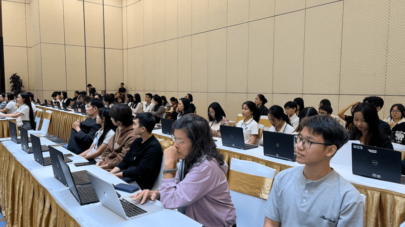 Hội thảo về ứng dụng các giải pháp và xu hướng mới trong thương mại điện tử cho sinh viên.