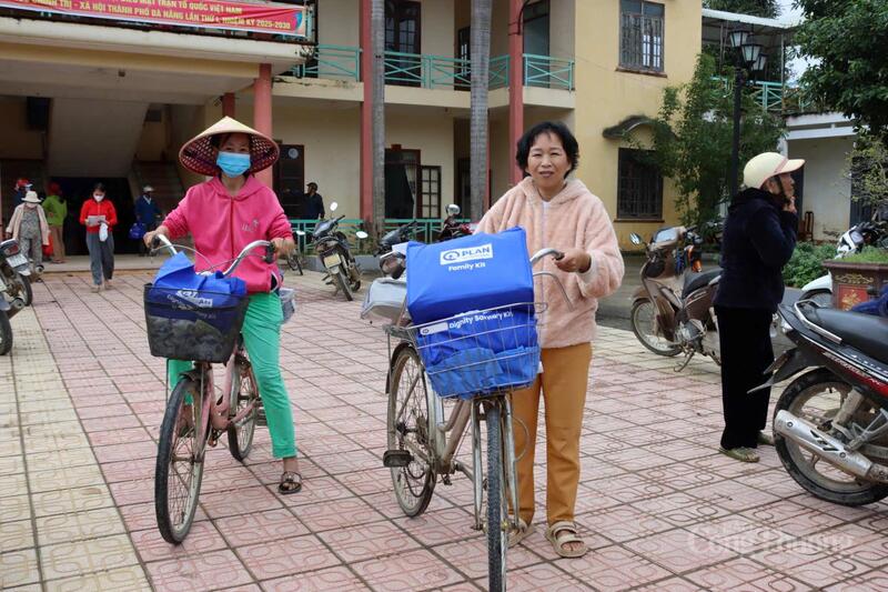 Các hộ dân nhận hỗ trợ bộ đồ dùng gia đình và vật dụng vệ sinh cá nhân