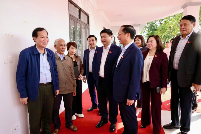 Cử tri các xã bày tỏ sự phấn khởi trước những kết quả phát triển kinh tế – xã hội của đất nước và của tỉnh trong năm 2025. Ảnh: CTV