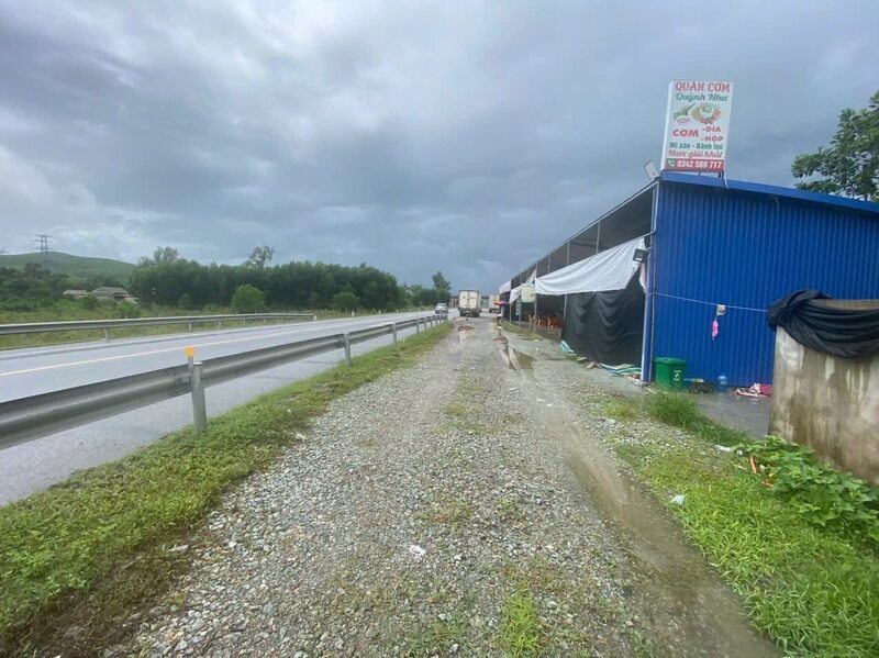 Hai trạm dừng nghỉ tạm tại Km 64 và Km 77 thuộc cao tốc Cam Lộ - La Sơn không đảm bảo an toàn. Ảnh: Cục Cảnh sát giao thông