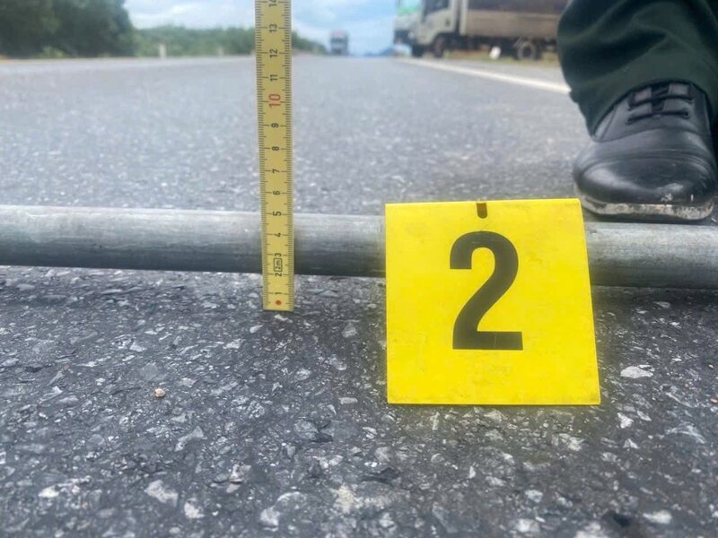 Mặt đường tại Km 28+900 cao tốc Cam Lộ - La Sơn có nhiều đoạn không còn phẳng, tạo ra các chỗ lồi lõm. Ảnh: Cục Cảnh sát giao thông