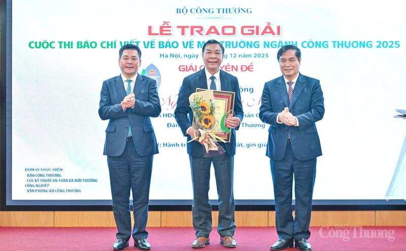 Tác giả nhận Giải Chuyên đề. Ảnh: Nguyễn Nam.